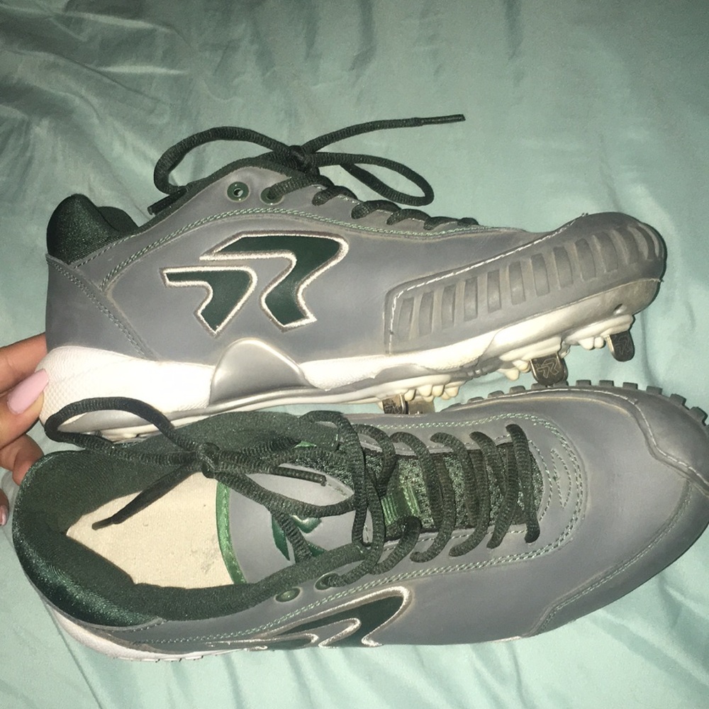 Women’s Softball Metal Cleats